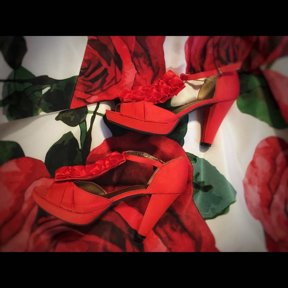 RED 👠satin RUFFLE SANDAL - Picture 4 of 7